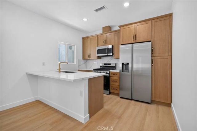 2939 10th Avenue, Los Angeles, CA 90018