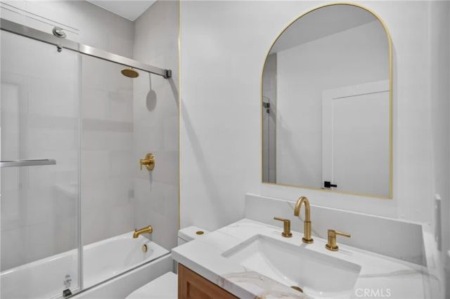 2939 10th Avenue, Los Angeles, CA 90018