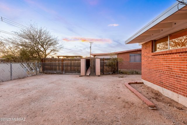 7238 E Montecito Drive, Tucson, AZ 85710