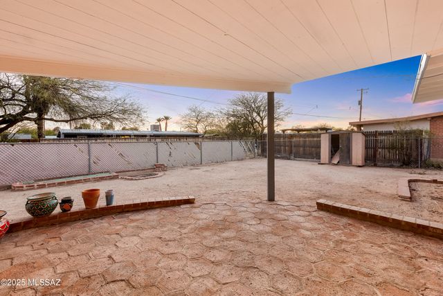 7238 E Montecito Drive, Tucson, AZ 85710