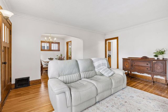 1048 Ottawa Avenue, West Saint Paul, MN 55118