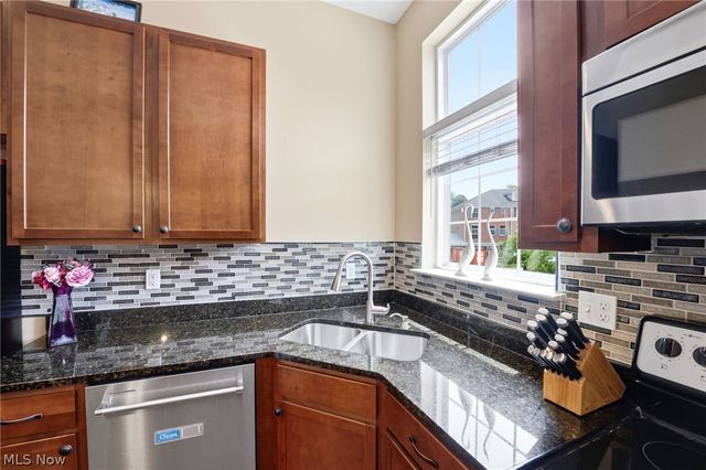 6 Grandview Drive, Rocky River, OH 44116