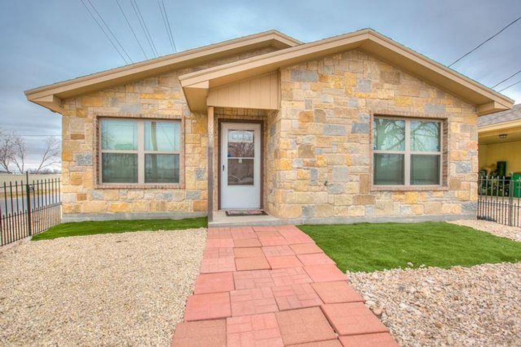 Image 1 of property listing at 637 Jones St, San Angelo, TX 76903