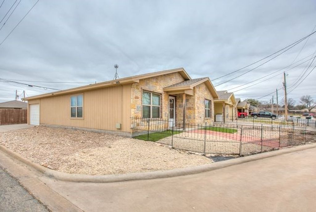 Image 3 of property listing at 637 Jones St, San Angelo, TX 76903