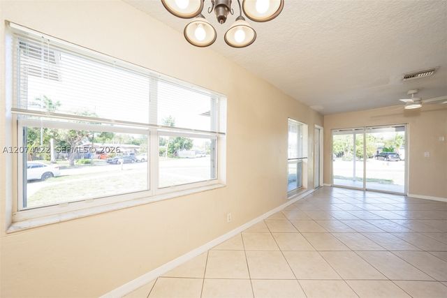 900 W Bloxham St, Lantana, FL 33462