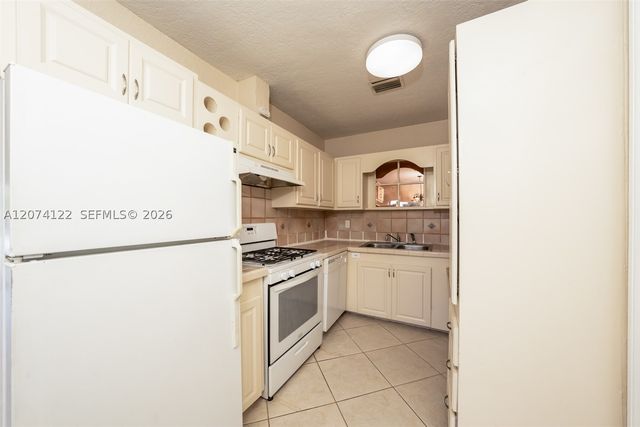 900 W Bloxham St, Lantana, FL 33462