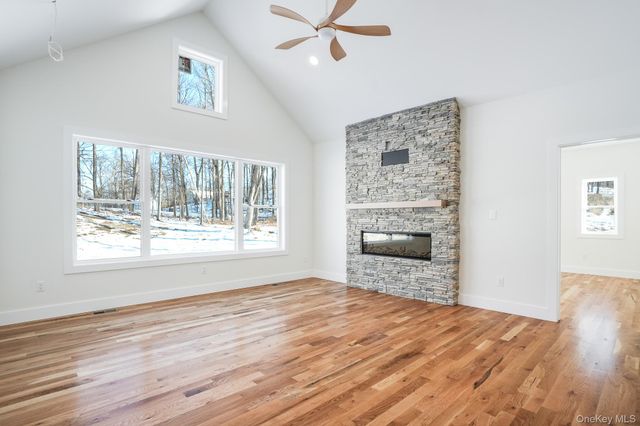 16 Bear Hollow Lane, Hyde Park, NY 12538