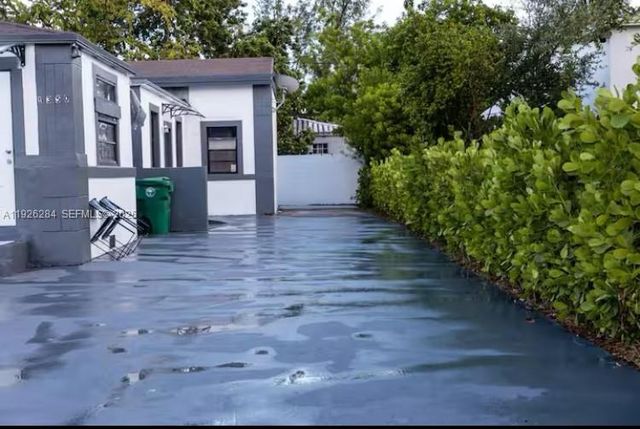 1352 NW 52nd St B, Miami, FL 33142