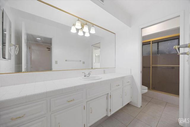 7401 Hilton Head Way 18, Bakersfield, CA 93309