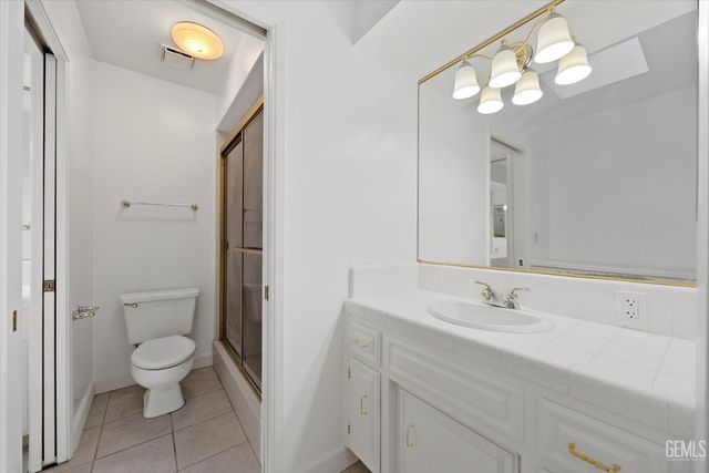 7401 Hilton Head Way 18, Bakersfield, CA 93309