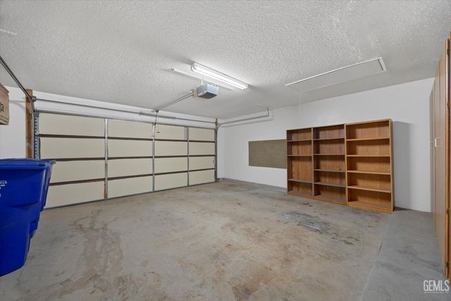 7401 Hilton Head Way 18, Bakersfield, CA 93309