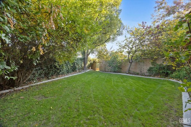 7401 Hilton Head Way 18, Bakersfield, CA 93309