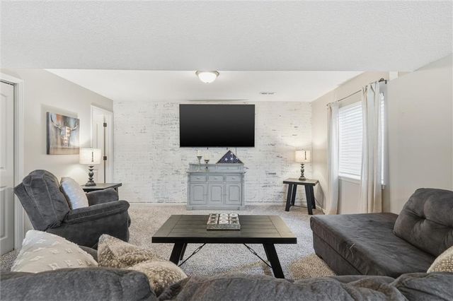 10020 N Lawn Avenue, Kansas City, MO 64156