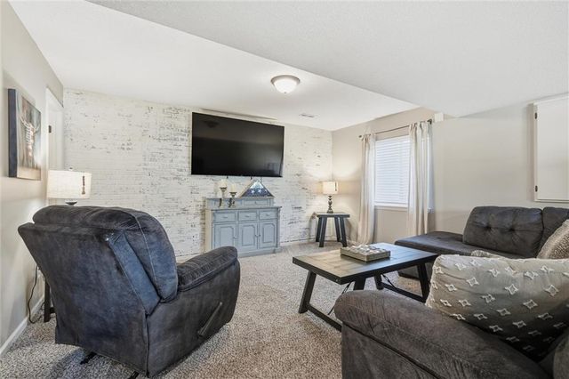 10020 N Lawn Avenue, Kansas City, MO 64156