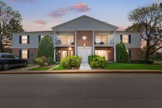 987 Golf Course Road 8, Crystal Lake, IL 60014