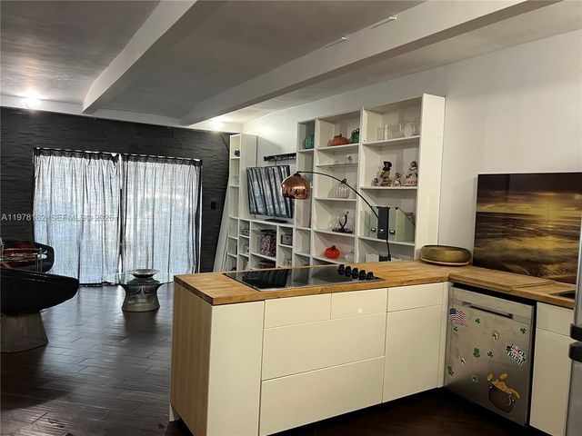 9520 SW 8th St 119, Miami, FL 33174