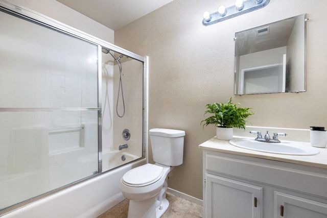 5634 W Donner Avenue, Fresno, CA 93722