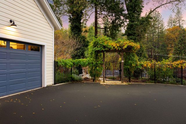 990 Thompson Way, Placerville, CA 95667