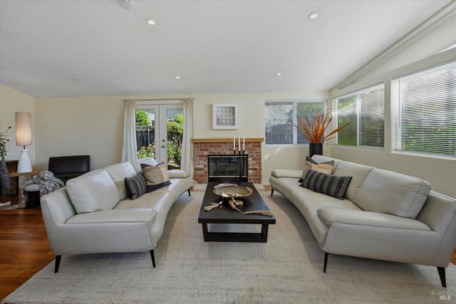 1053 Broadmoor Dr, Napa, CA 94558