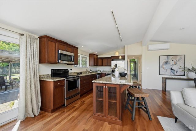 1053 Broadmoor Dr, Napa, CA 94558