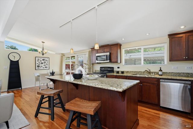 1053 Broadmoor Dr, Napa, CA 94558