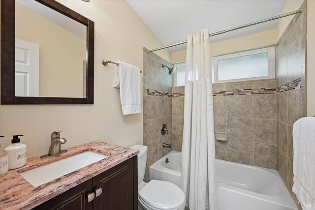 1053 Broadmoor Dr, Napa, CA 94558