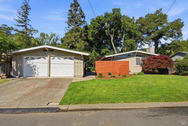 1053 Broadmoor Dr, Napa, CA 94558