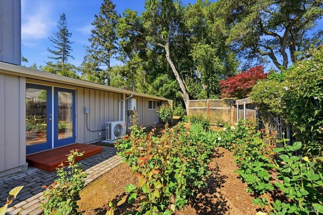 1053 Broadmoor Dr, Napa, CA 94558