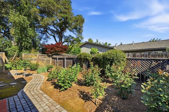 1053 Broadmoor Dr, Napa, CA 94558