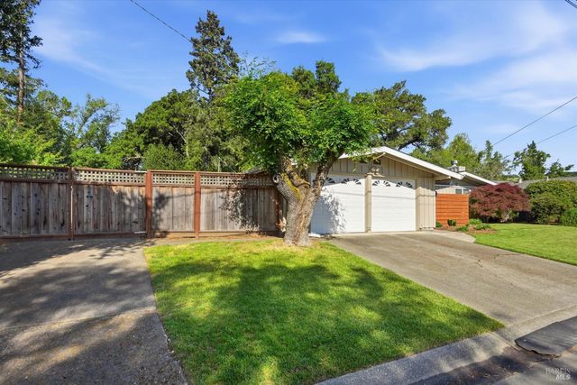 1053 Broadmoor Dr, Napa, CA 94558