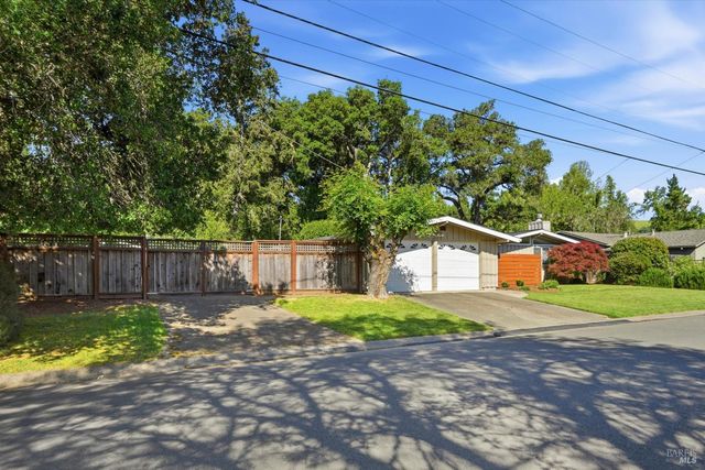 1053 Broadmoor Dr, Napa, CA 94558