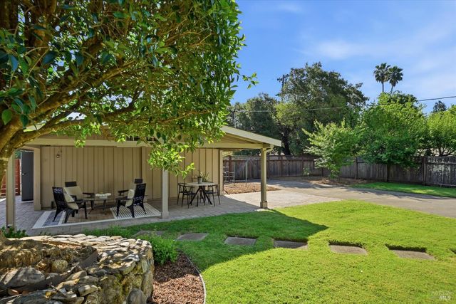 1053 Broadmoor Dr, Napa, CA 94558