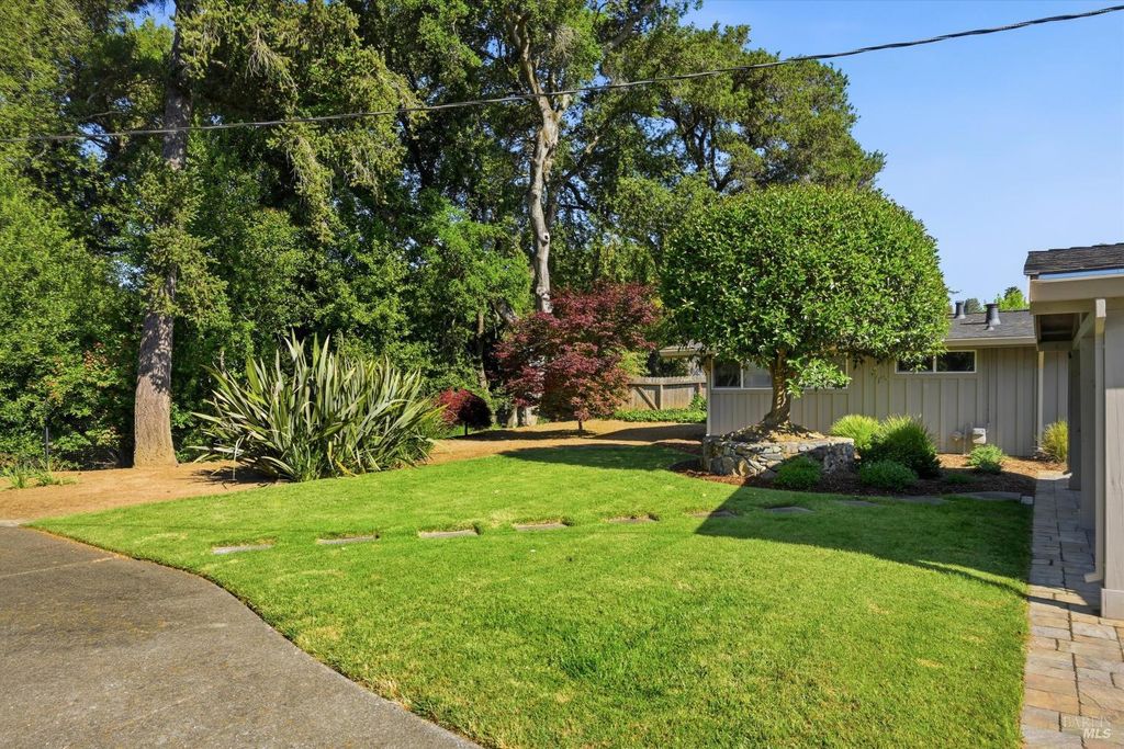 1053 Broadmoor Dr, Napa, CA 94558