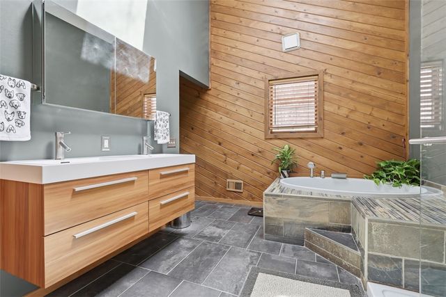 700 Woodland Road, Bradford Woods, PA 15015