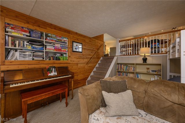 10299 Hunting Hills Avenue NE, Hartville, OH 44632