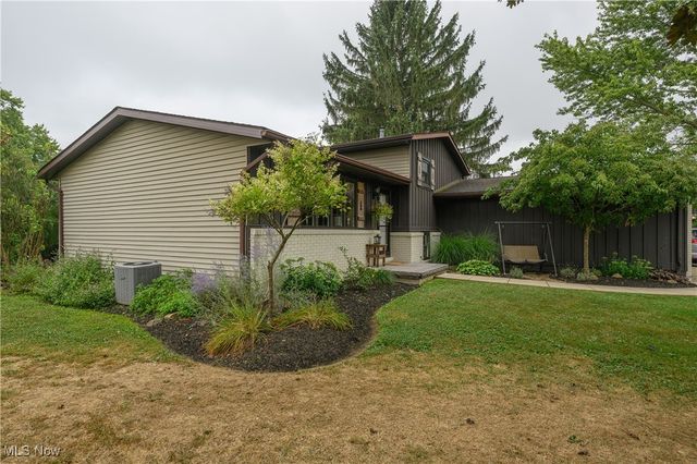 10299 Hunting Hills Avenue NE, Hartville, OH 44632