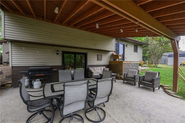 10299 Hunting Hills Avenue NE, Hartville, OH 44632