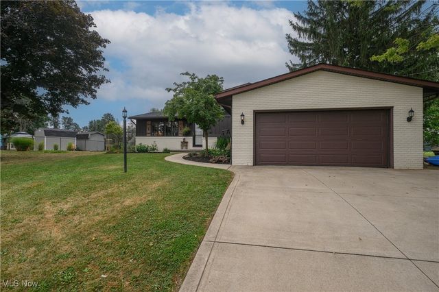 10299 Hunting Hills Avenue NE, Hartville, OH 44632