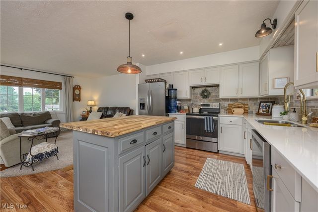 10299 Hunting Hills Avenue NE, Hartville, OH 44632