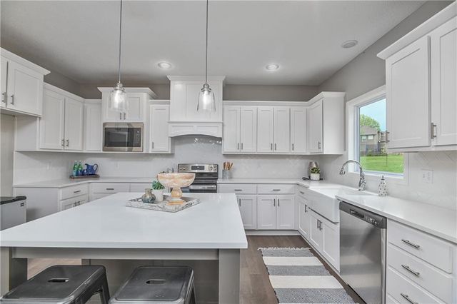 6000 Apache Drive, Shawnee, KS 66226