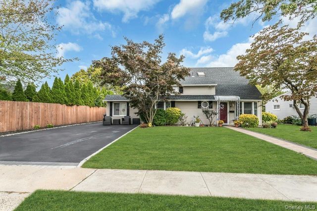 7 Eve Lane, Levittown, NY 11756