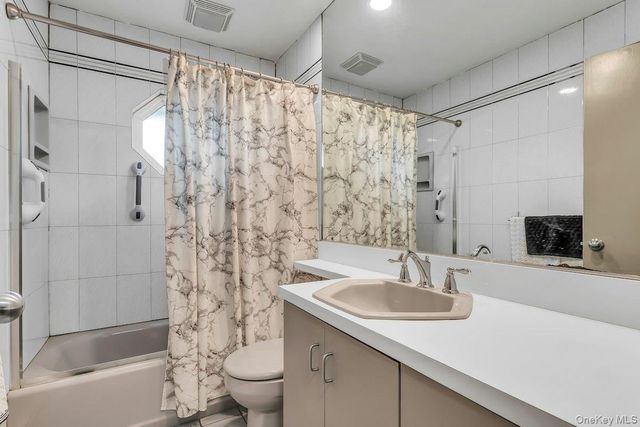 7 Eve Lane, Levittown, NY 11756