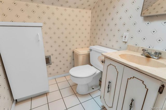 7 Eve Lane, Levittown, NY 11756