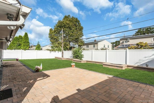 7 Eve Lane, Levittown, NY 11756