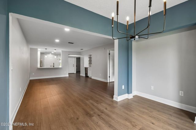 3809 LAVISTA Circle 210, Jacksonville, FL 32217
