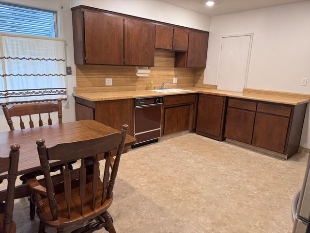 6717 52nd St, Sacramento, CA 95823