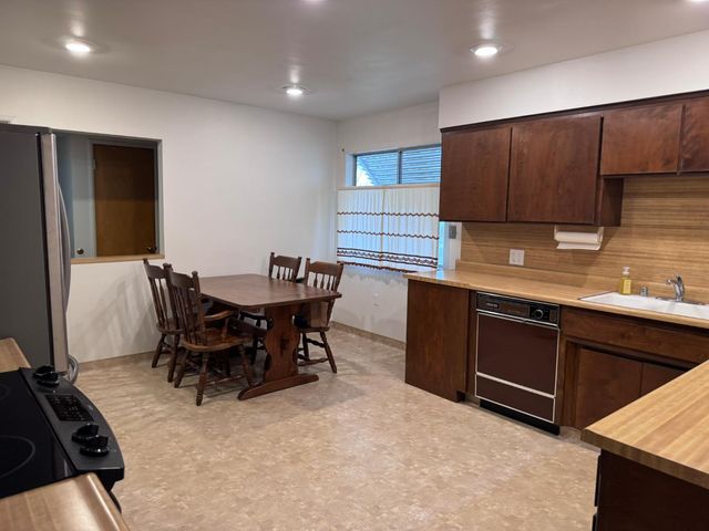 6717 52nd St, Sacramento, CA 95823