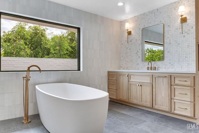 6600 Kane Way, Bakersfield, CA 93309