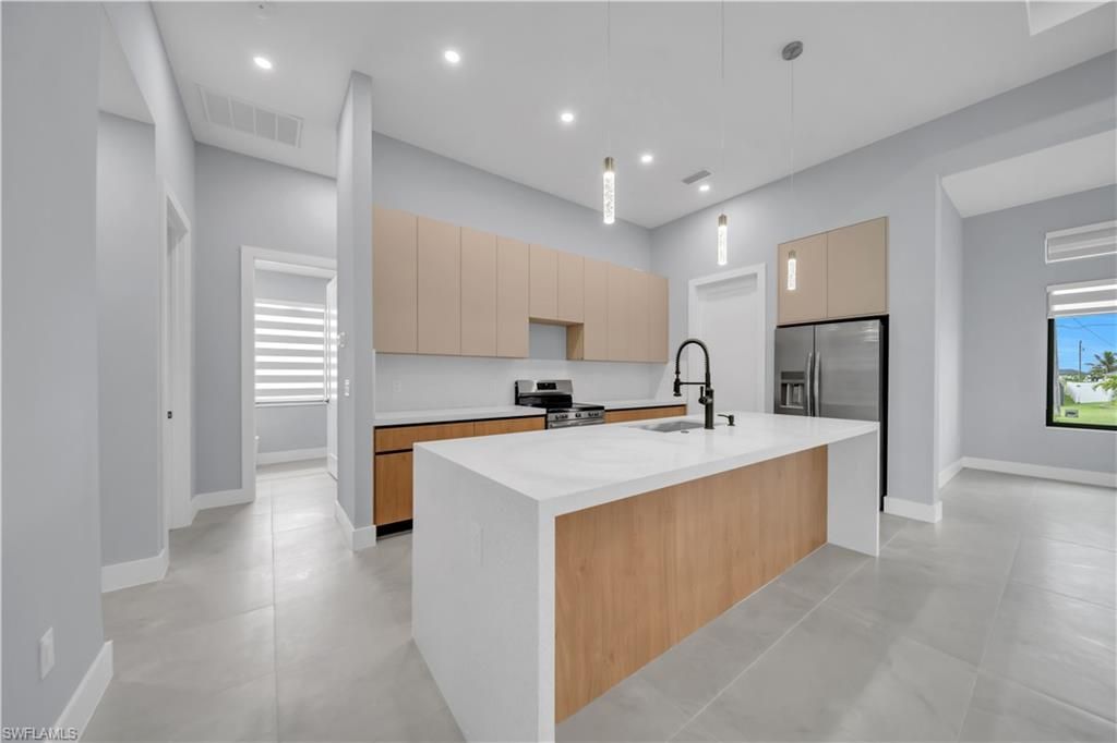 Image 7 of property listing at 2204 NW 5th TER, Cape Coral, FL 33993
