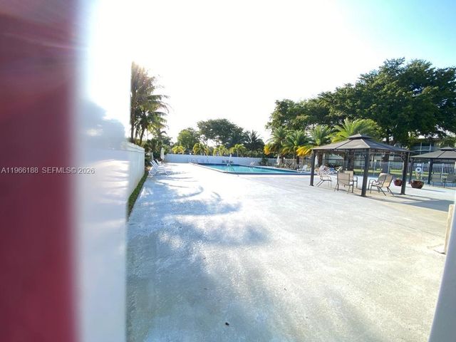 1001 Hillcrest Ct 215, Hollywood, FL 33021